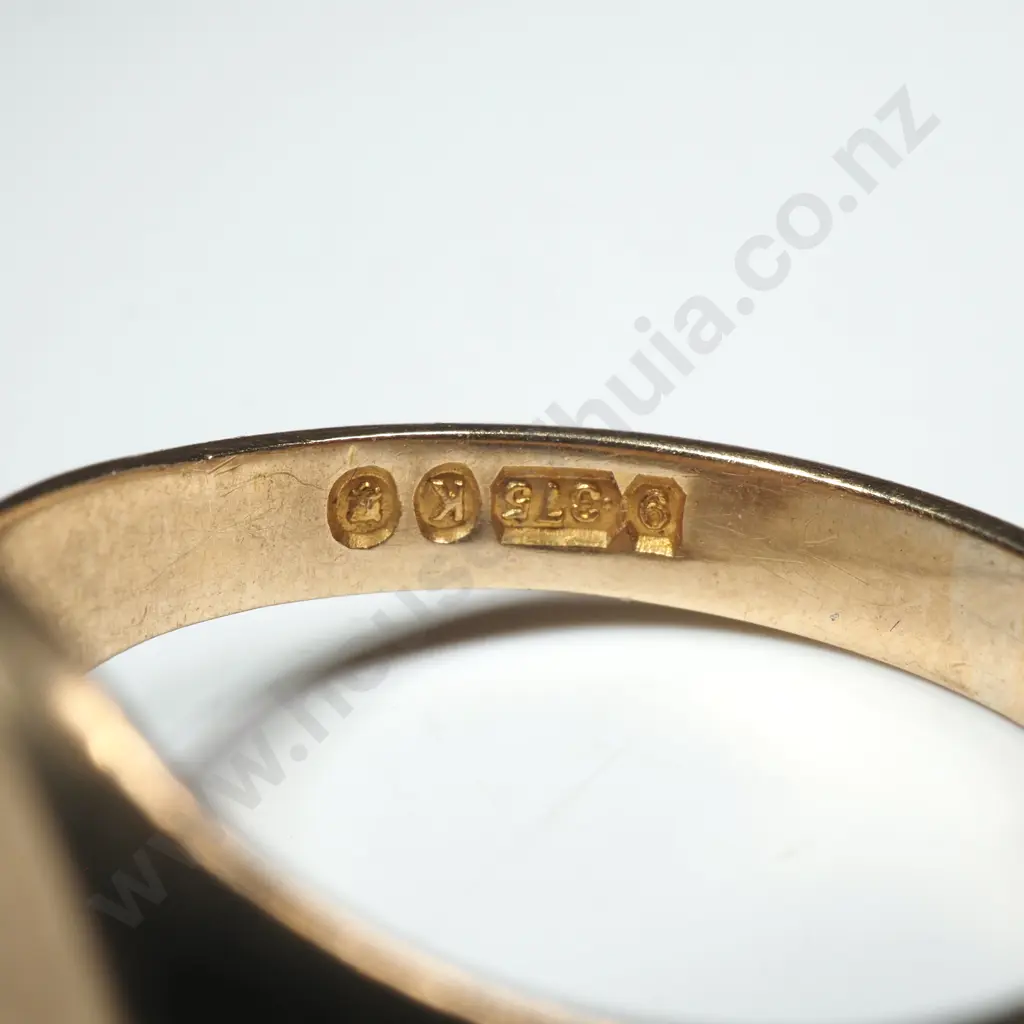 9ct Gold Signet Ring w English Hallmarks Image 1++