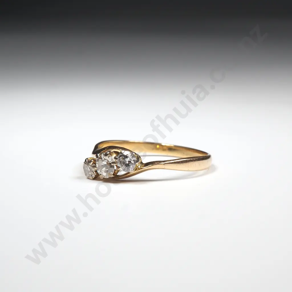 Vintage 18ct Gold Three Diamond Ring Image 1++
