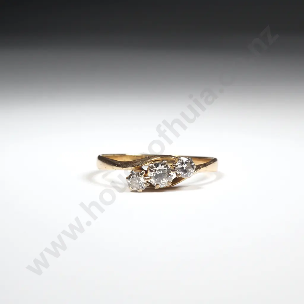 Vintage 18ct Gold Three Diamond Ring Image 1++