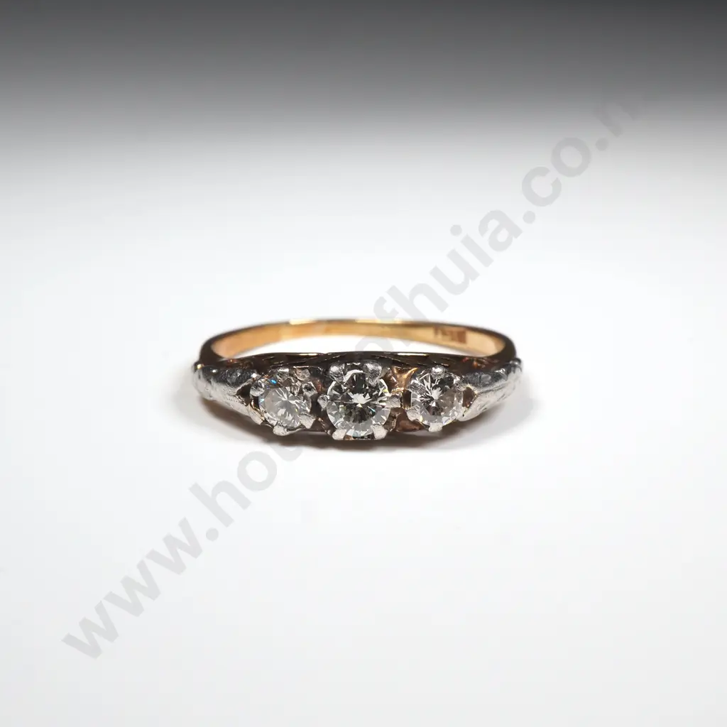Ornate 18ct Gold Three Diamond Ring Image 1++