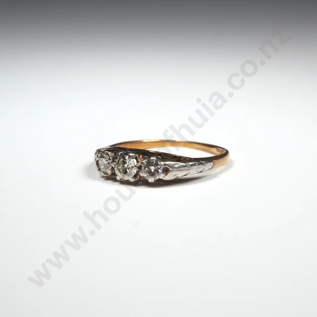 Ornate 18ct Gold Three Diamond Ring Image 1++