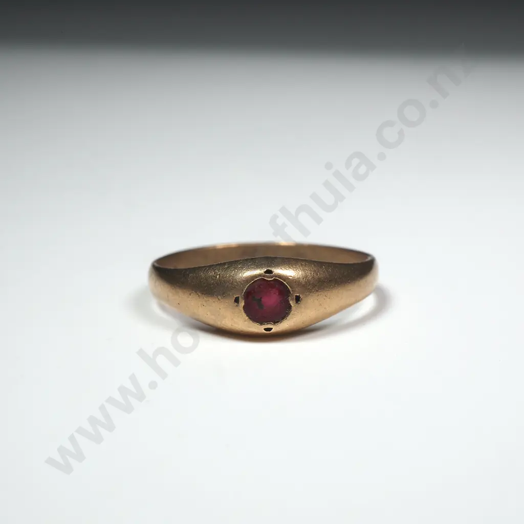 Vintage 10ct Gold Red Gem Ring Image 1++