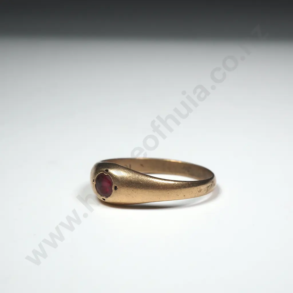 Vintage 10ct Gold Red Gem Ring Image 1++