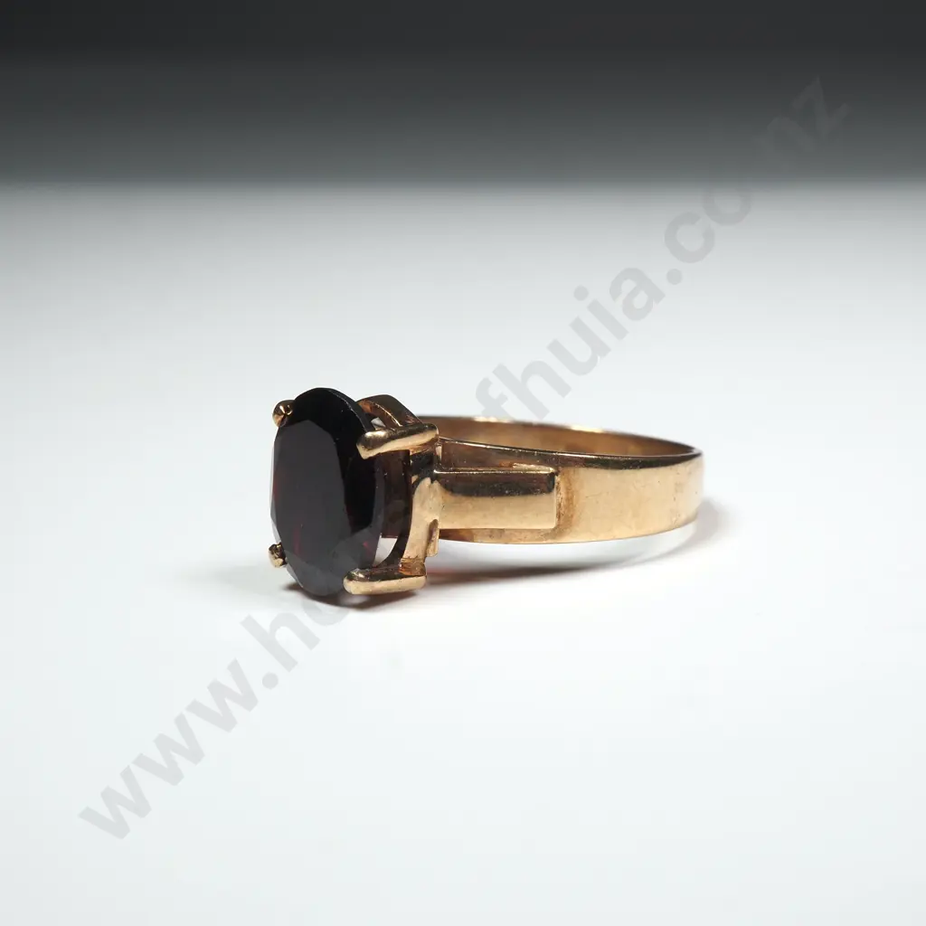 9ct Gold Large Garnet Ring Image 1++
