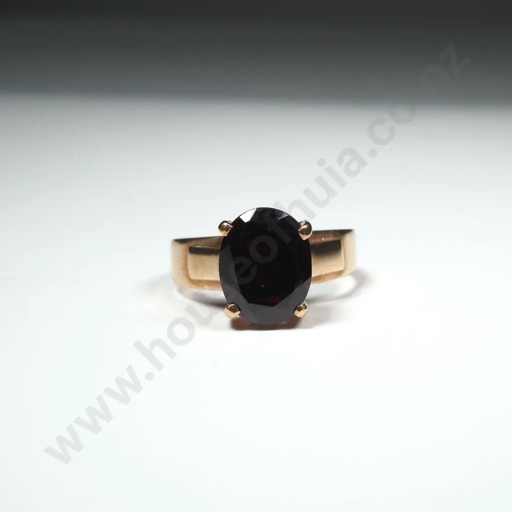 9ct Gold Large Garnet Ring Image 1++
