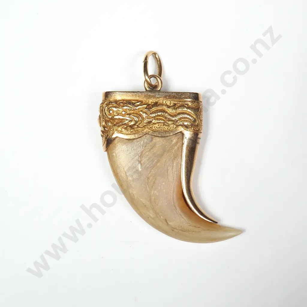 18ct Gold Tiger Claw Pendant w Detailing on Cap Image 1++