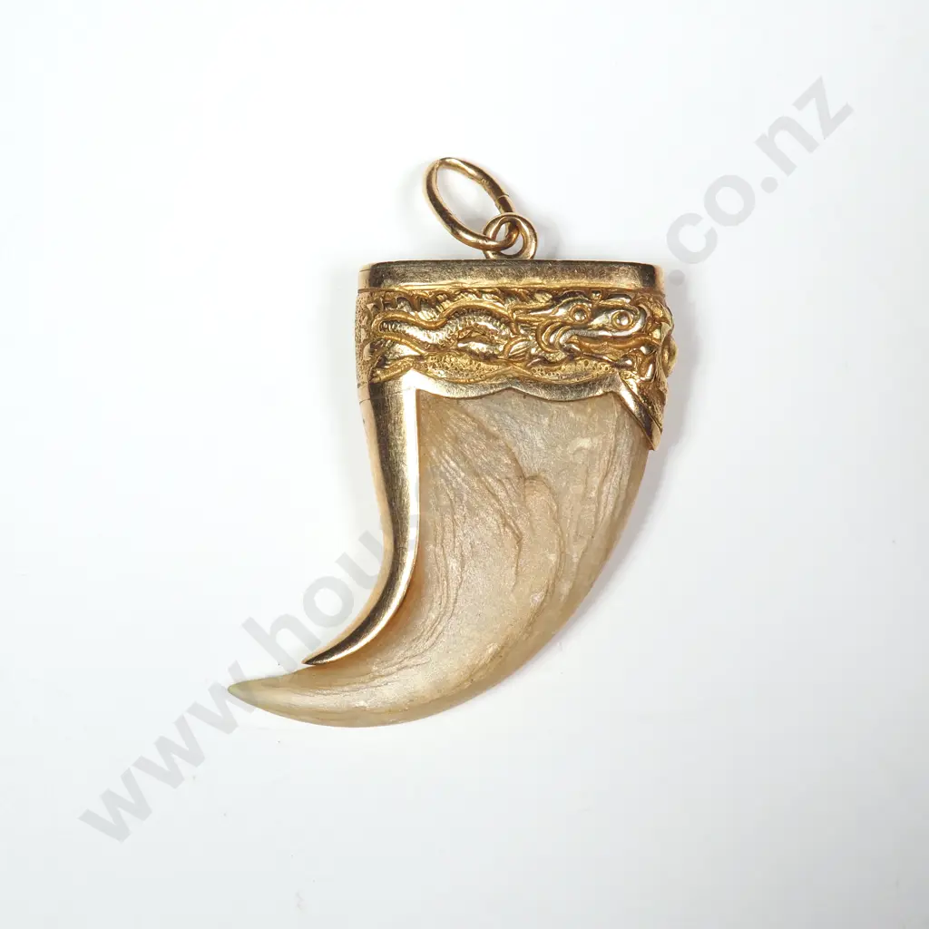 18ct Gold Tiger Claw Pendant w Detailing on Cap Image 1++