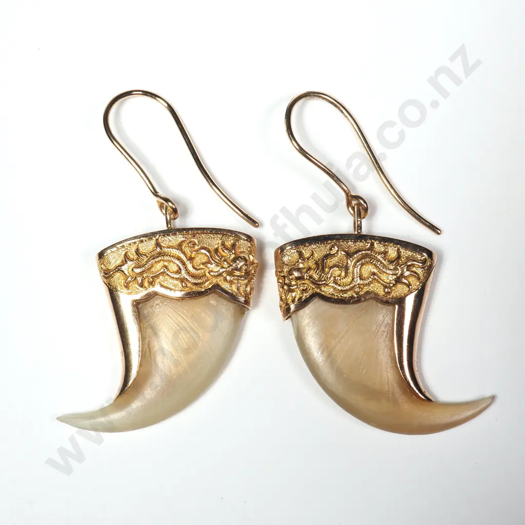 Pair 18ct Gold Tiger Claw Earrings w Detailing Image 1++