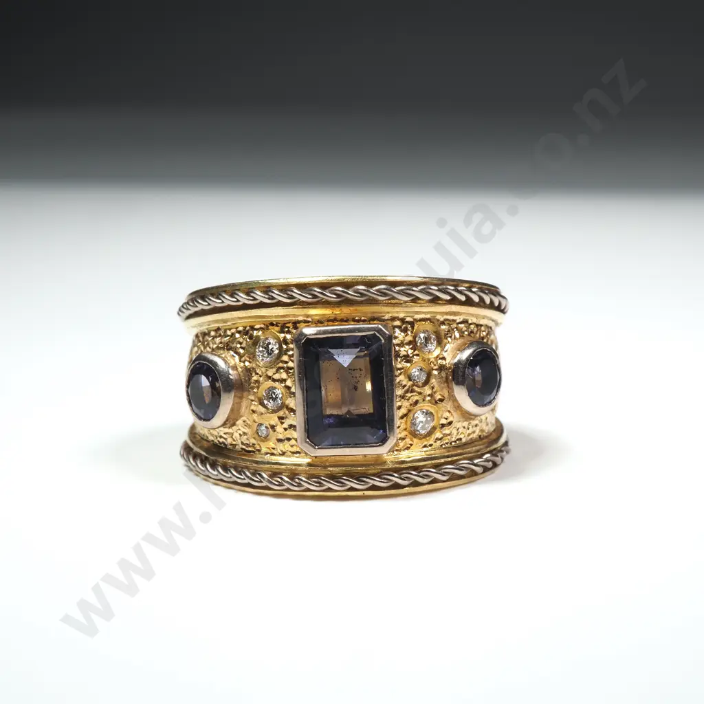 Substantial 18ct Gold & Gemstone Ring Image 1++