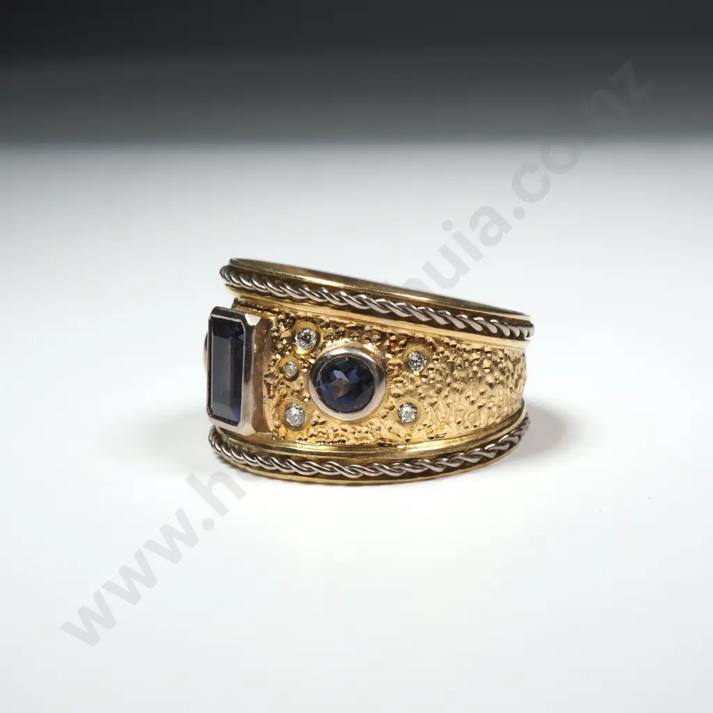 Substantial 18ct Gold & Gemstone Ring Image 1++
