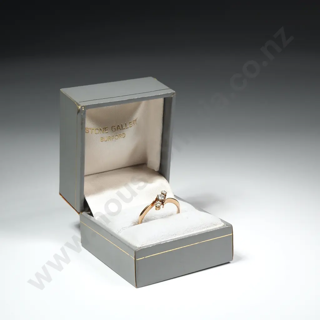18ct Gold Three Diamond Ring Image 1++
