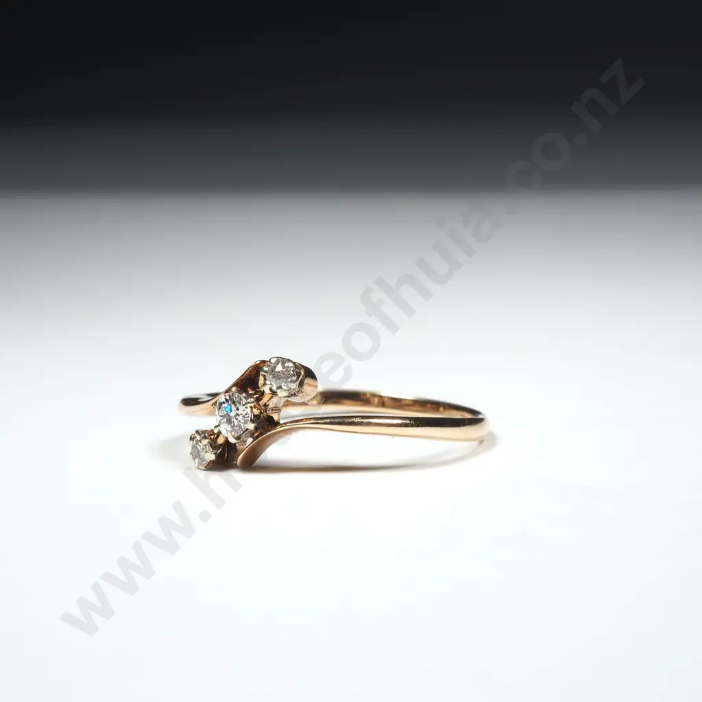 18ct Gold Three Diamond Ring Image 1++
