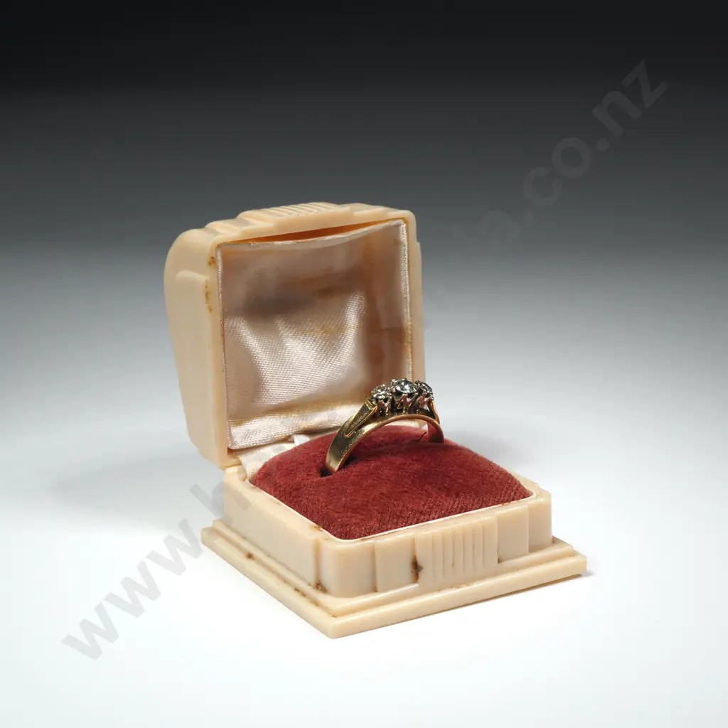 18ct Gold Three Diamond Ring Image 1++