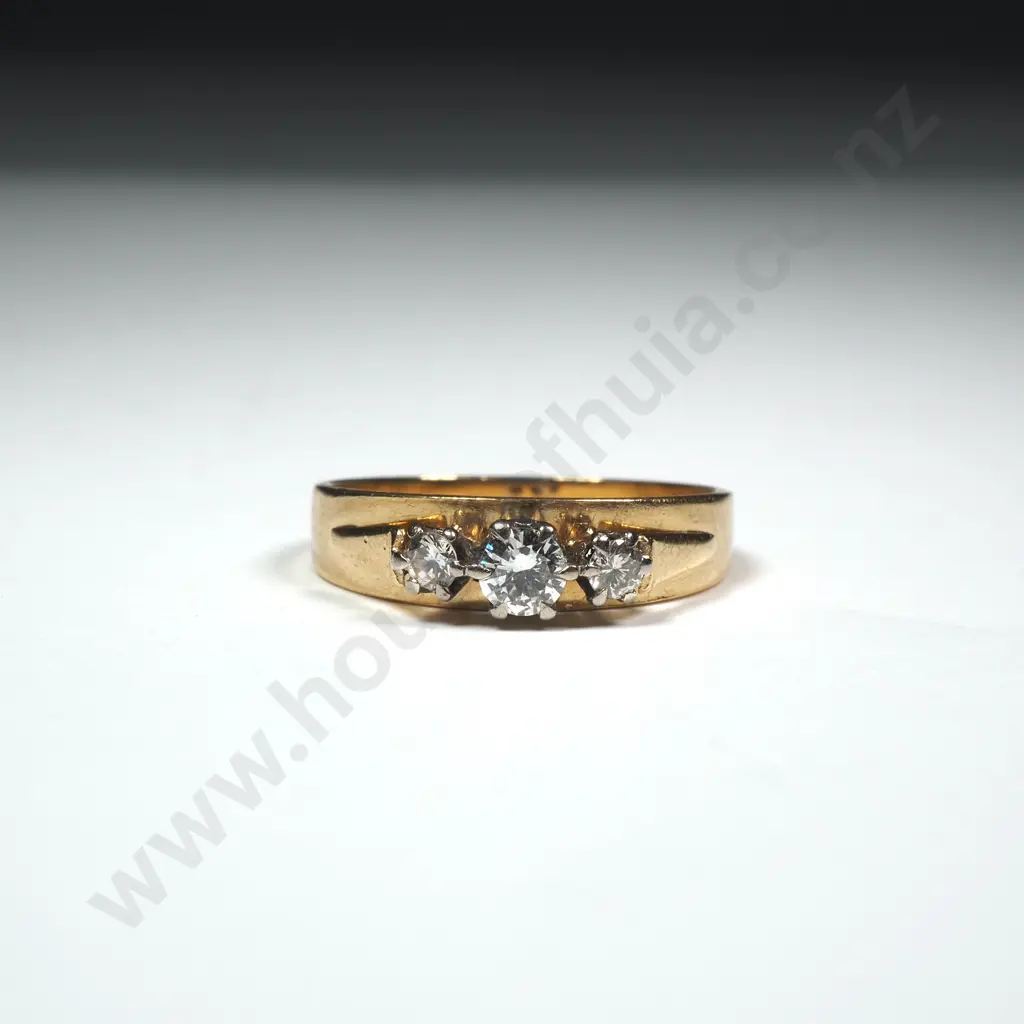 18ct Gold Three Diamond Ring Image 1++