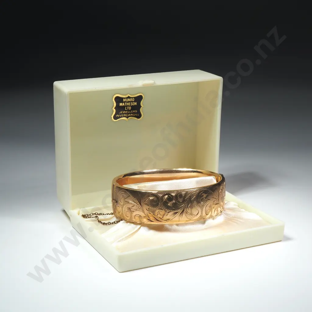 Substantial 9ct Gold Bracelet w Metal Core Image 1++