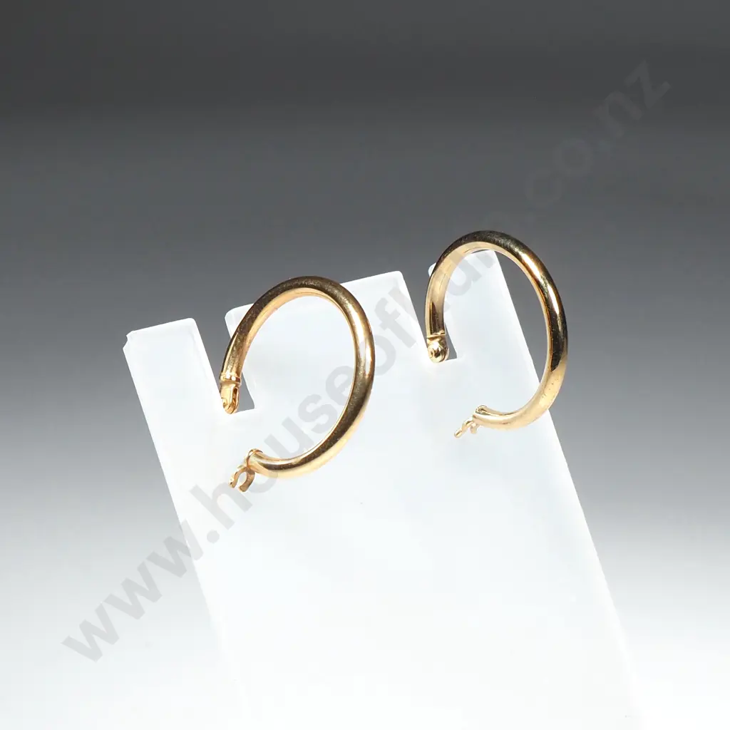 Pair of 9ct Gold Earrings Image 1++