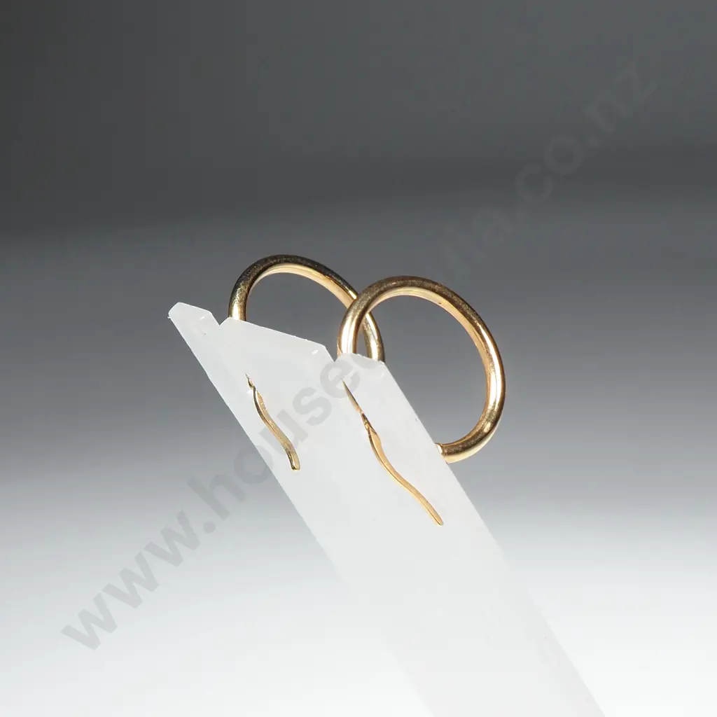 Pair of 9ct Gold Earrings Image 1++