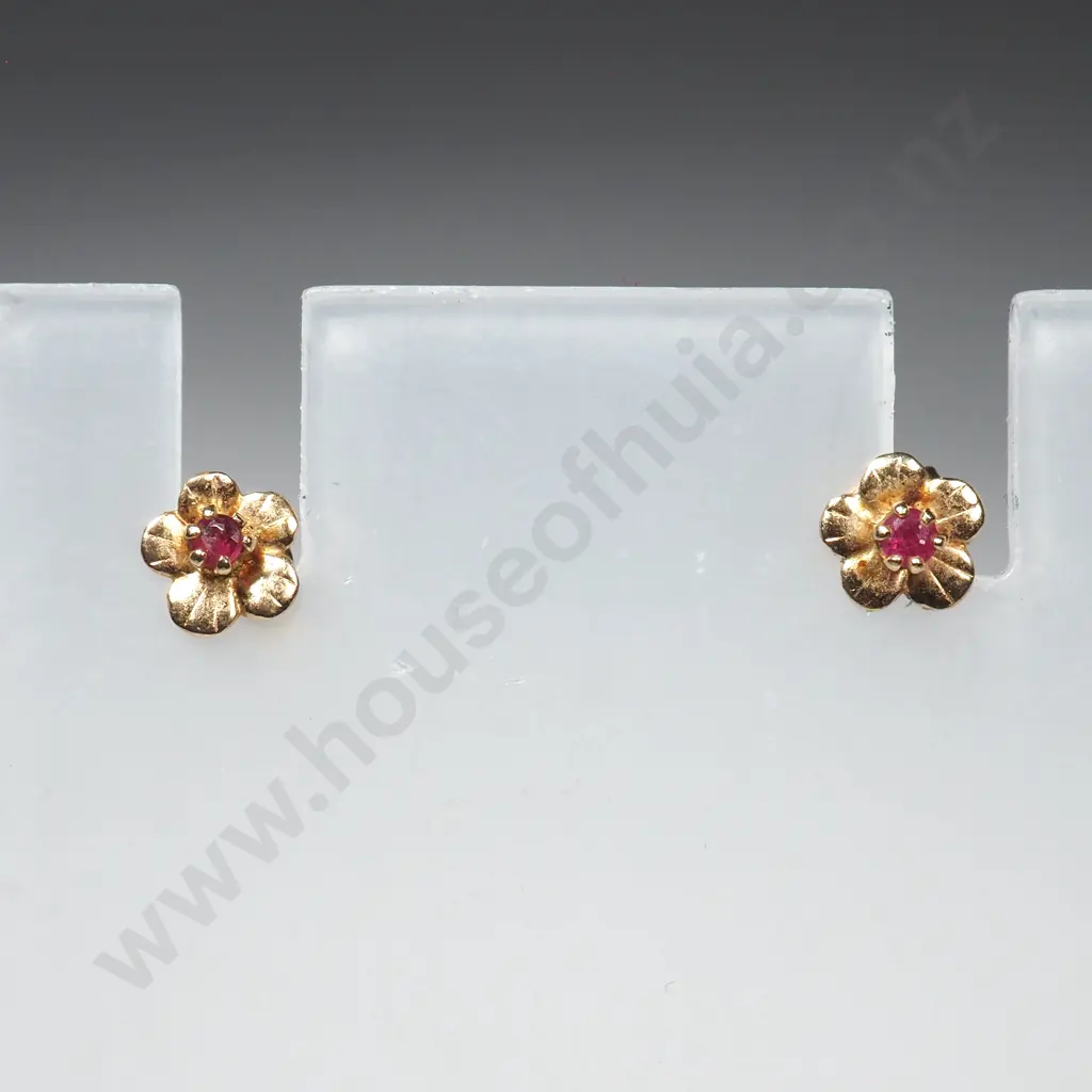 Pair of 9ct Gold Earrings Image 1++