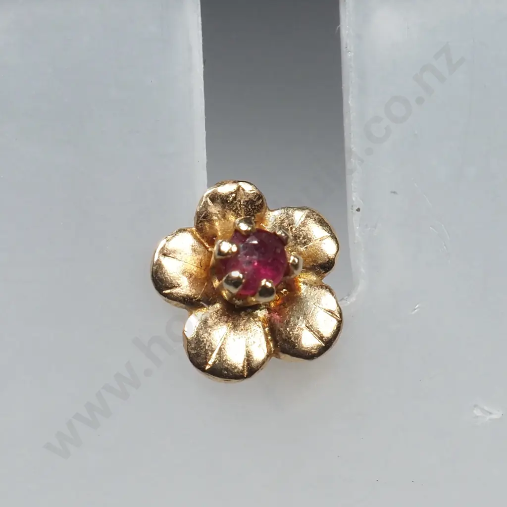 Pair of 9ct Gold Earrings Image 1++