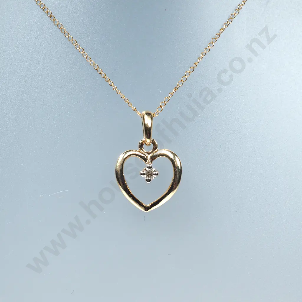 9ct Gold Heart Shaped Pendant on Chain Set w a Diamond Image 1++