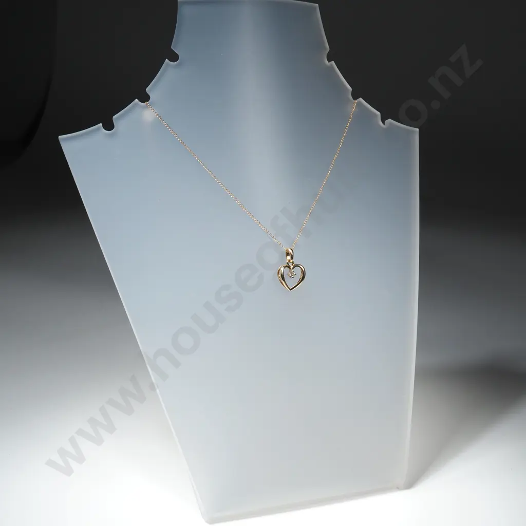 9ct Gold Heart Shaped Pendant on Chain Set w a Diamond Image 1++