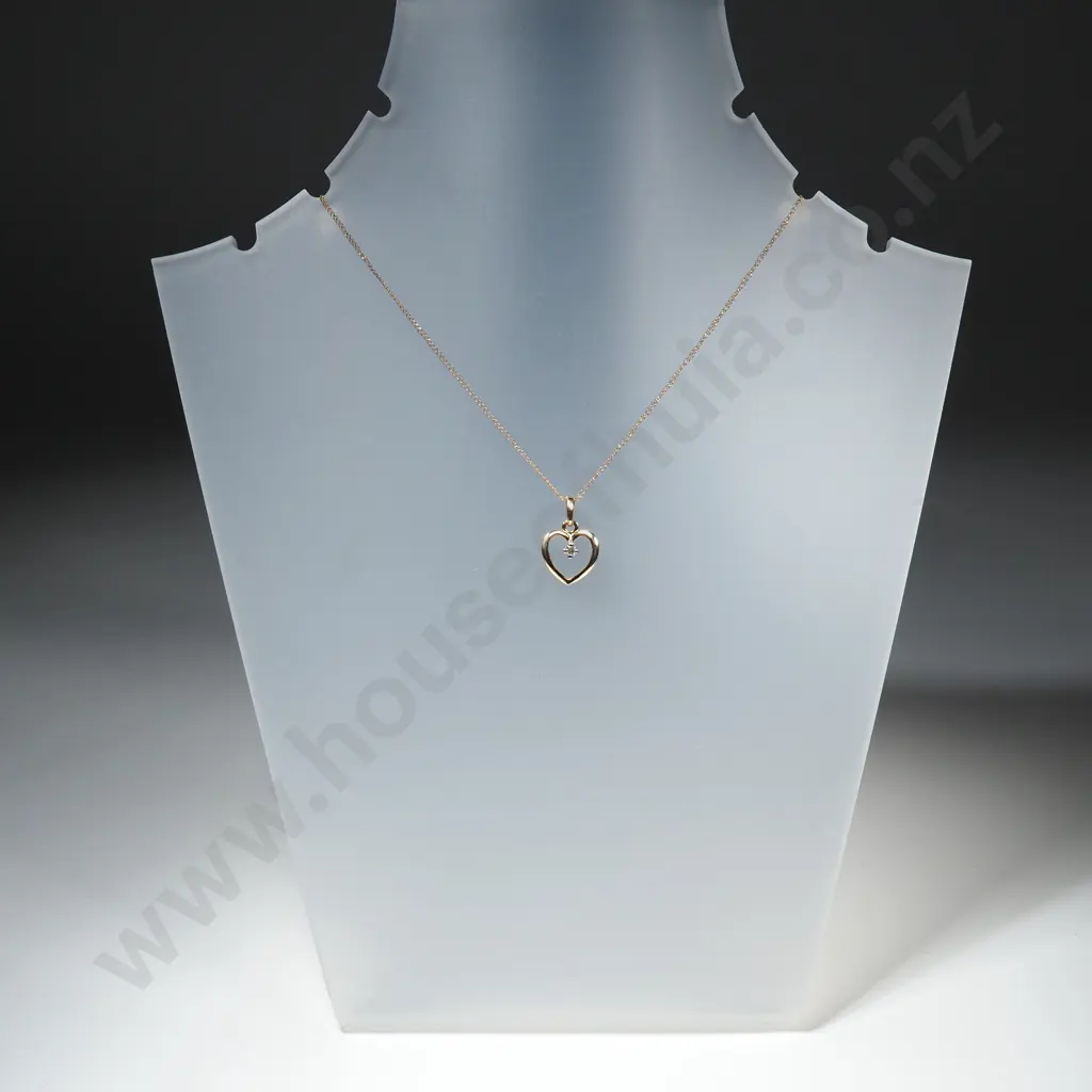 9ct Gold Heart Shaped Pendant on Chain Set w a Diamond Image 1++