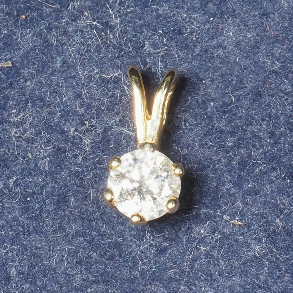 18ct Diamond Pendant, Diamond Weight  0.3 grams Image 1++