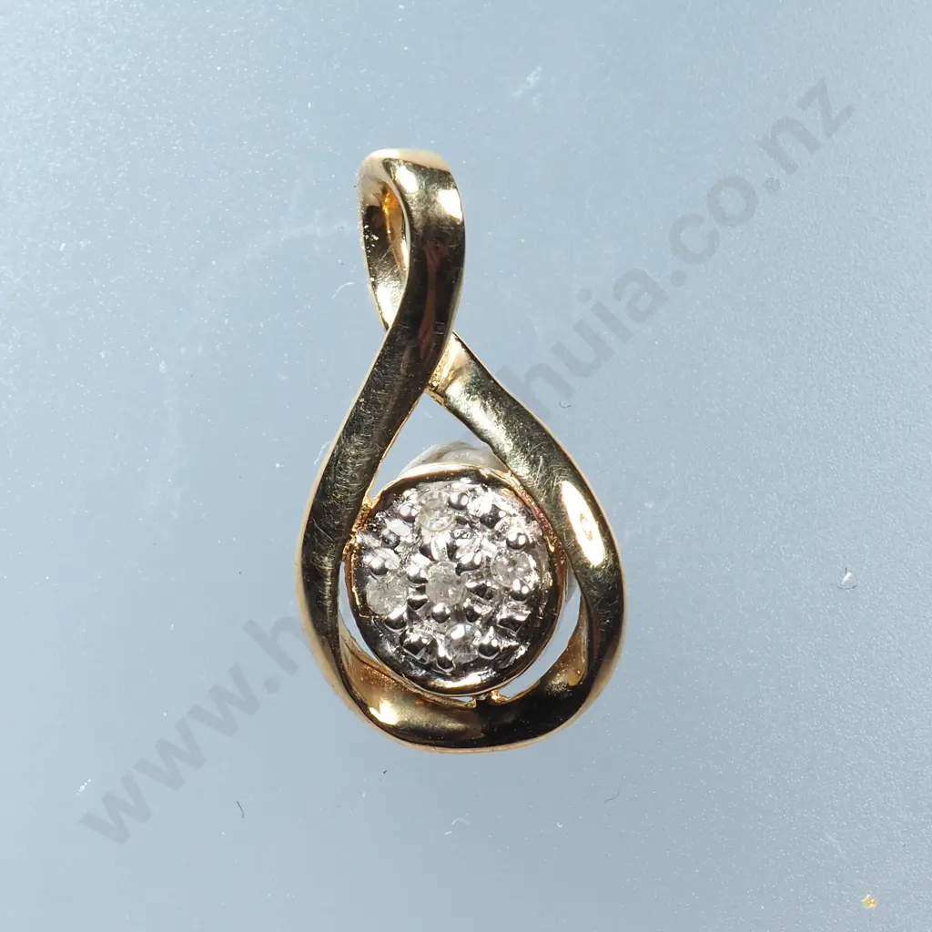 9ct Gold Sparkly Pendant Image 1++