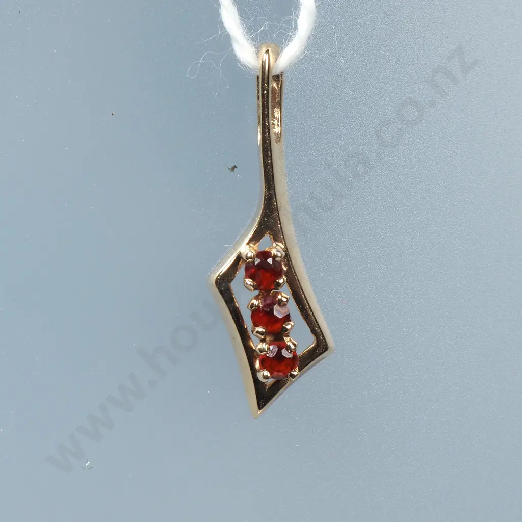 9ct Gold Three Garnet Pendant Image 1++