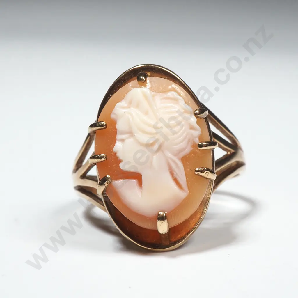 9ct Gold Cameo Ring Image 1++