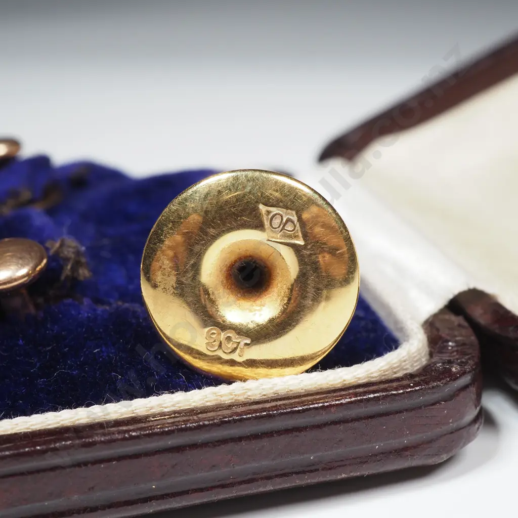 Cased set of 9ct Gold Studs Image 1++
