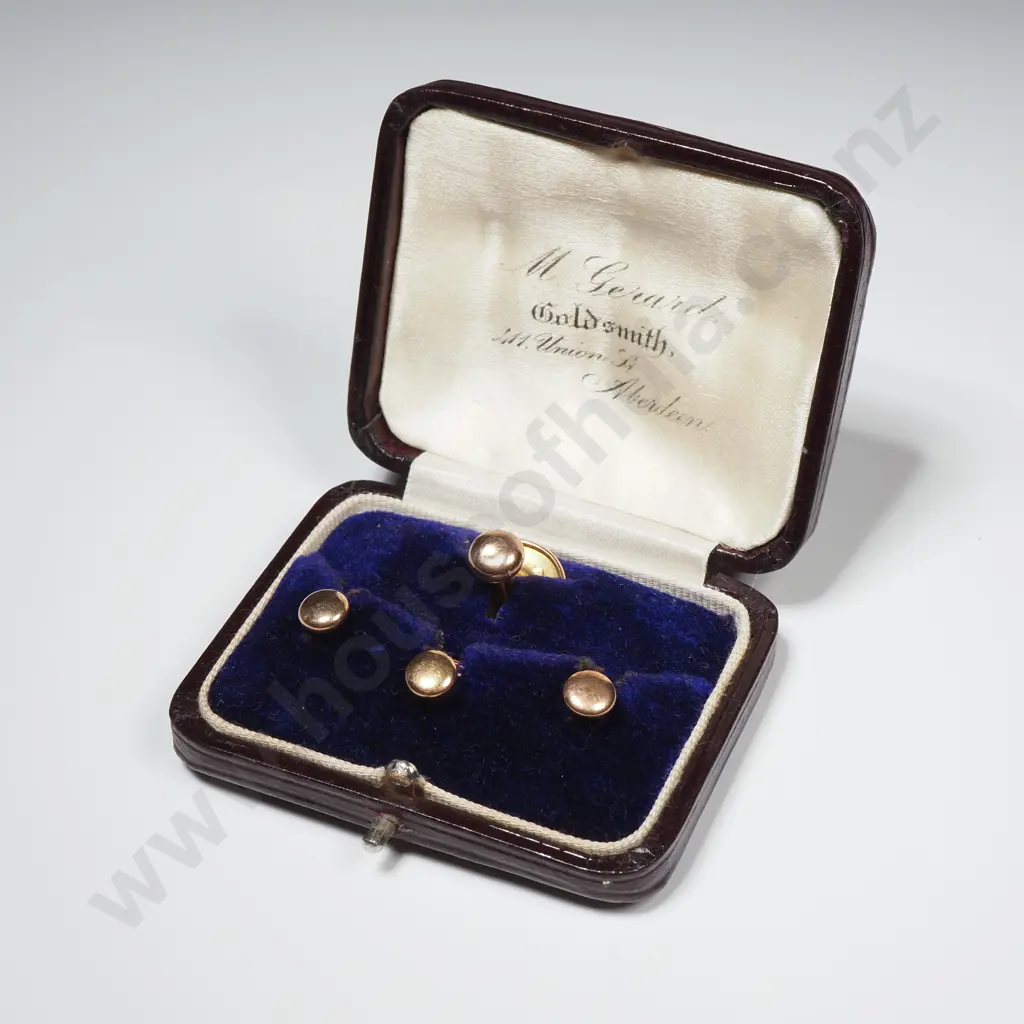Cased set of 9ct Gold Studs Image 1++
