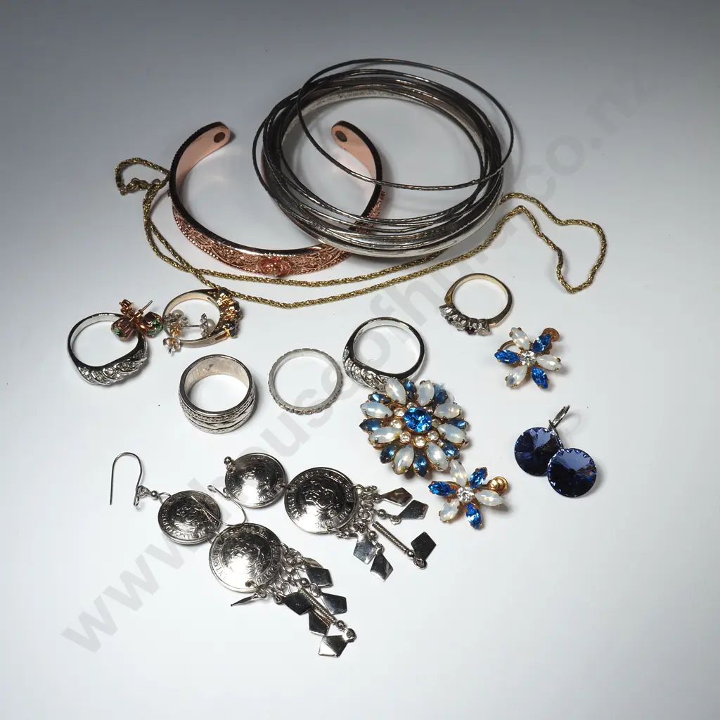 Assorted Lot of Costume Jewellery Image 1++