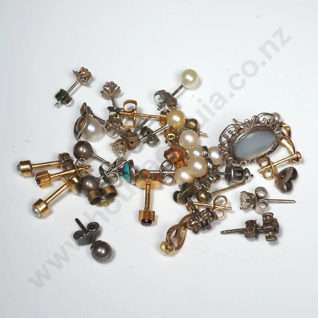 Assorted Lot of Earrings Image 1++