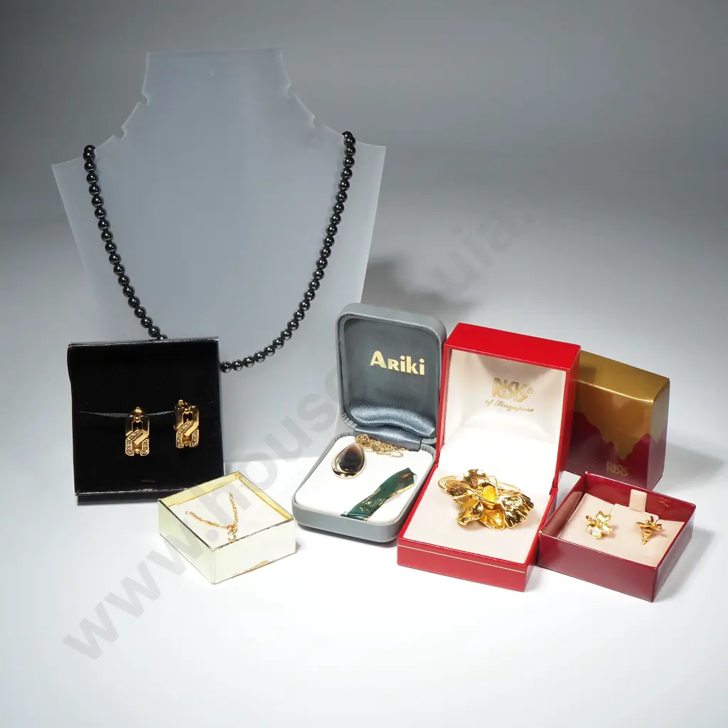 Assorted Lot of Mainly Jewellery Items To Include "Domo" Garters,Paua Shell Ariki Necklace, Trent Nathan Earrings Image 1++