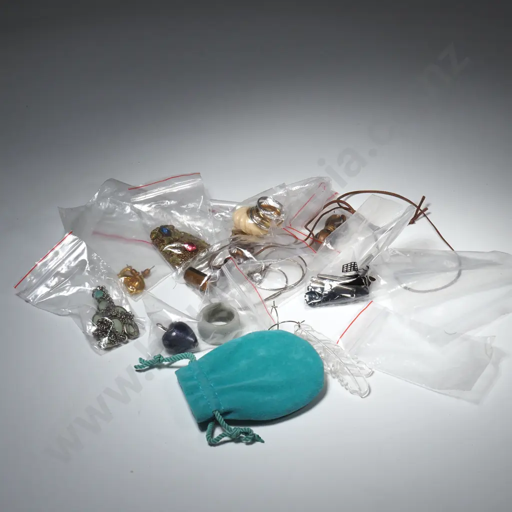 Costume Jewellery Including Rings, Brooches, Earrings, Tie Pins  Image 1++