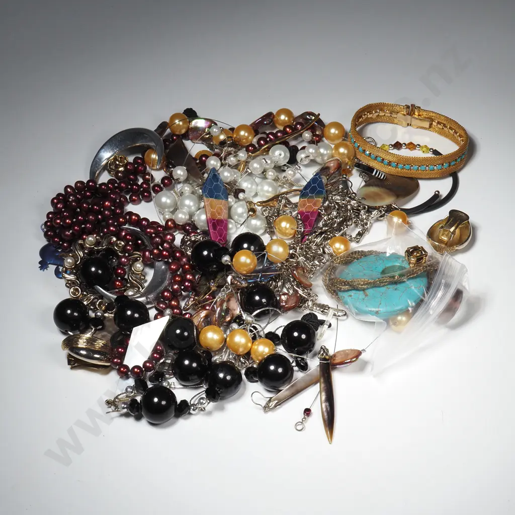 Box Containing Pendant, Bracelet, Earrings & Brooches Image 1++