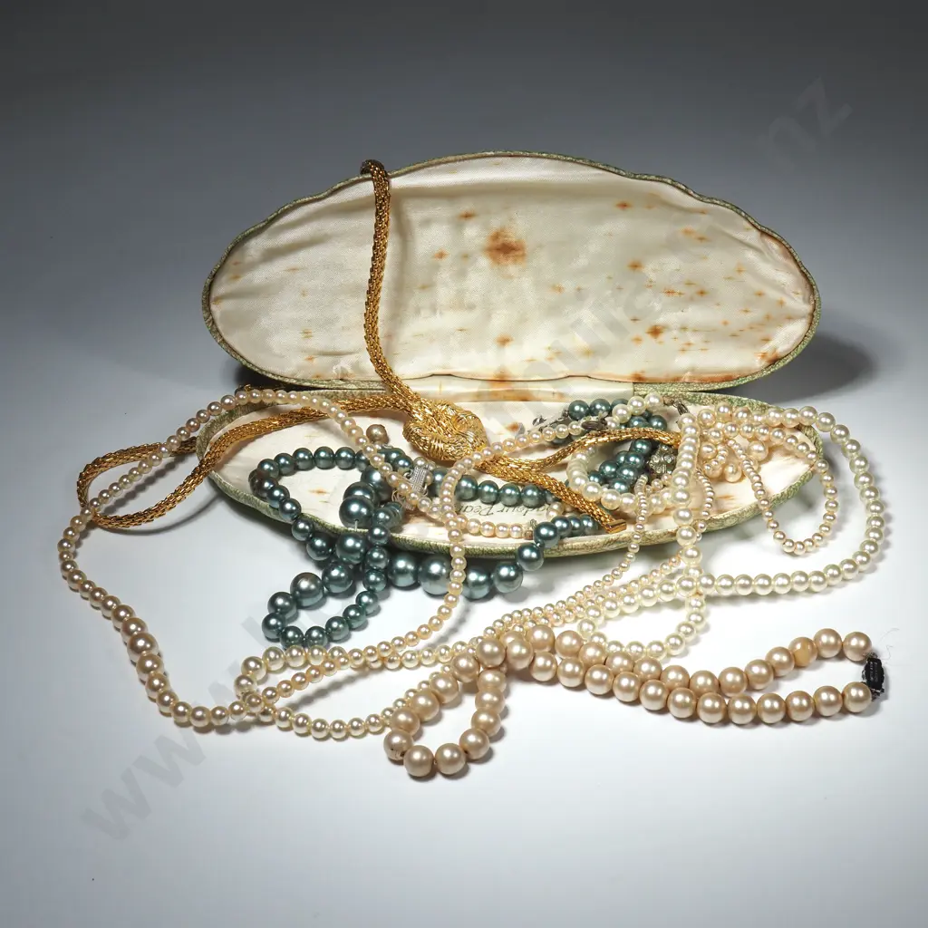 Case in The Form Of A Clam Shell Containing Faux Pearl Necklaces & Gold Tone Necklace & A Boxed Faux Pearl Necklace Image 1++