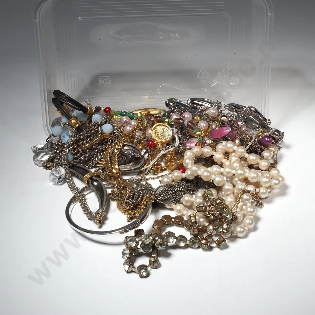 Box Containing Mainly Costume  Necklaces Including Pearls Image 1++