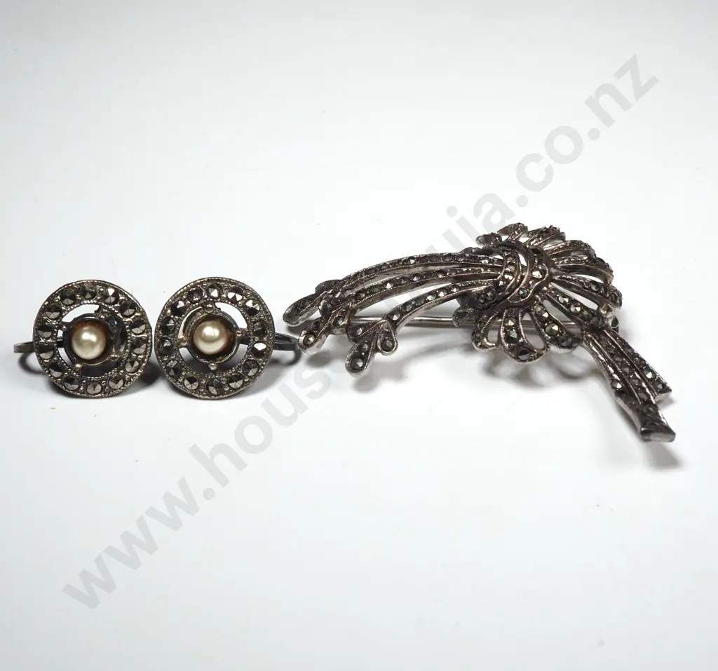 Marcasite Brooch In The Form of A Floral Spray & Screw On Earrings Image 1++