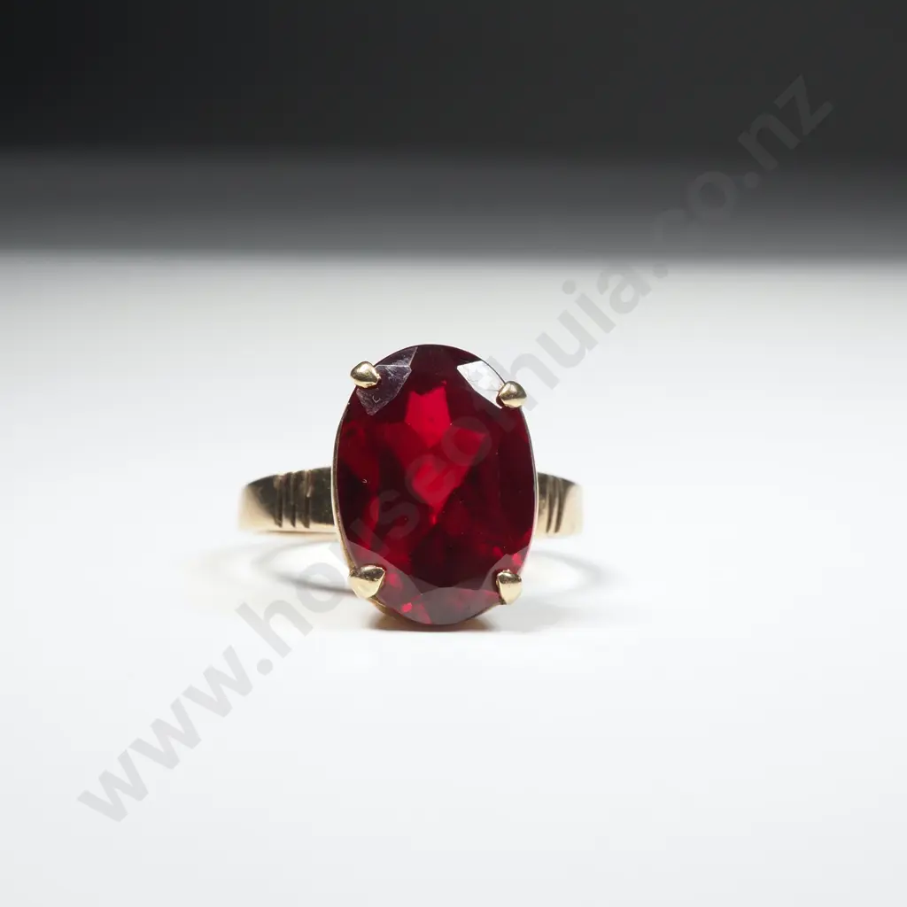 9ct Gold & Red Gem Stone Ring Image 1++