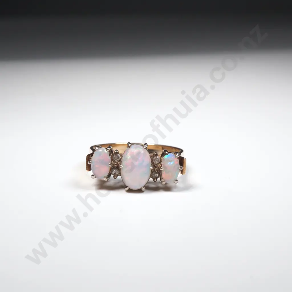 Vintage 9ct Gold Opal & Diamond Ring Image 1++