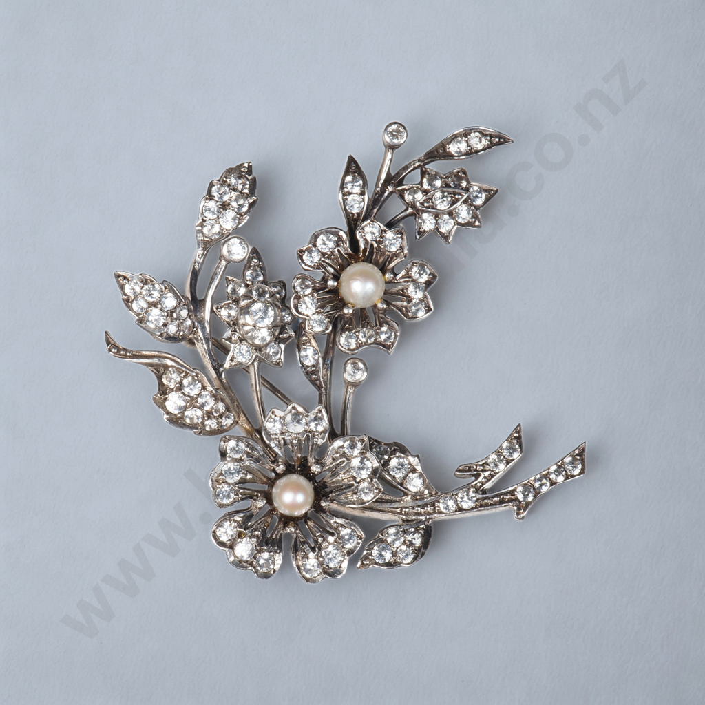 18ct White Gold Pearl & White Zircon Brooch Image 1++
