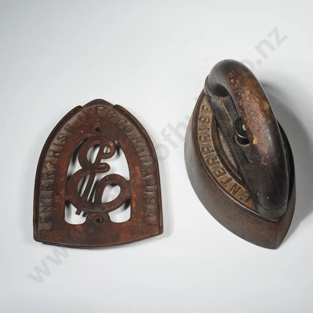 MFG & Co Philadelphia Sad Iron & Accompanying Trivet w Removable Handle Image 1++