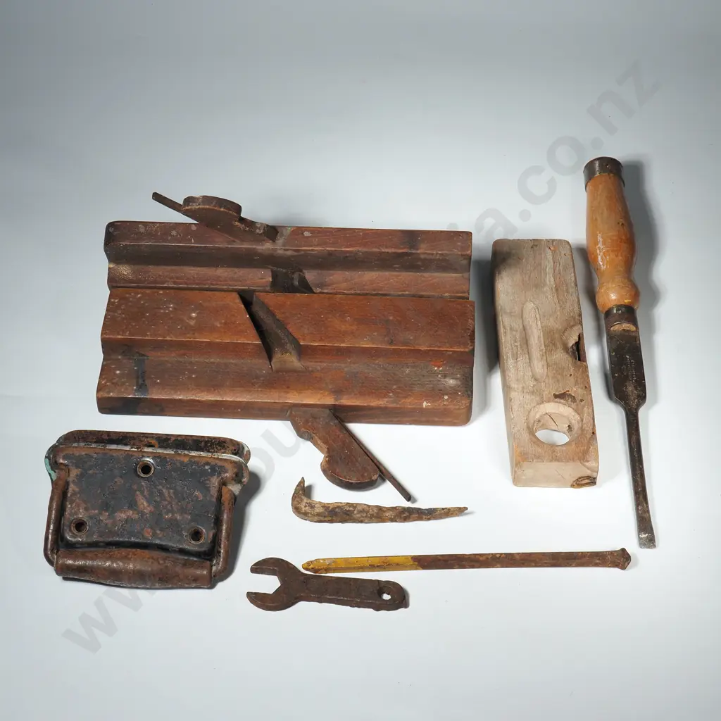 Two Vintage Planes, Spirit Level & Large Marples Wooden Handled Screw Driver Image 1++