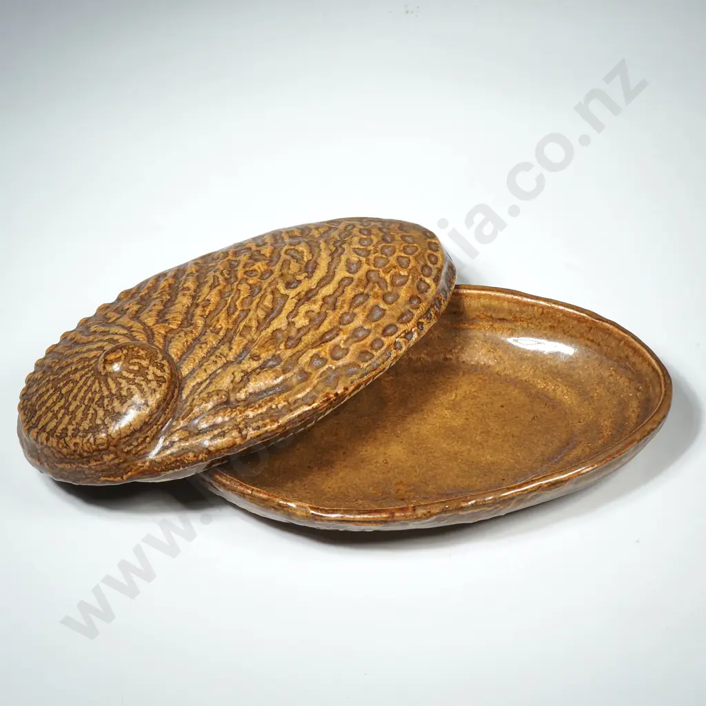 Small Pottery Lidded Dish in the Form of a Shell Image 1++