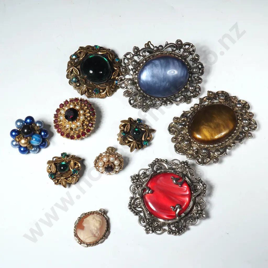 Quantity of Mainly Vintage Costume Jewellery Brooches Image 1++
