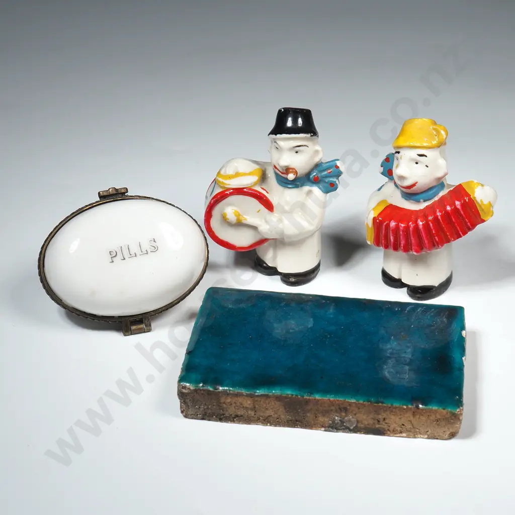 Assortment of Ceramic Items Image 1++