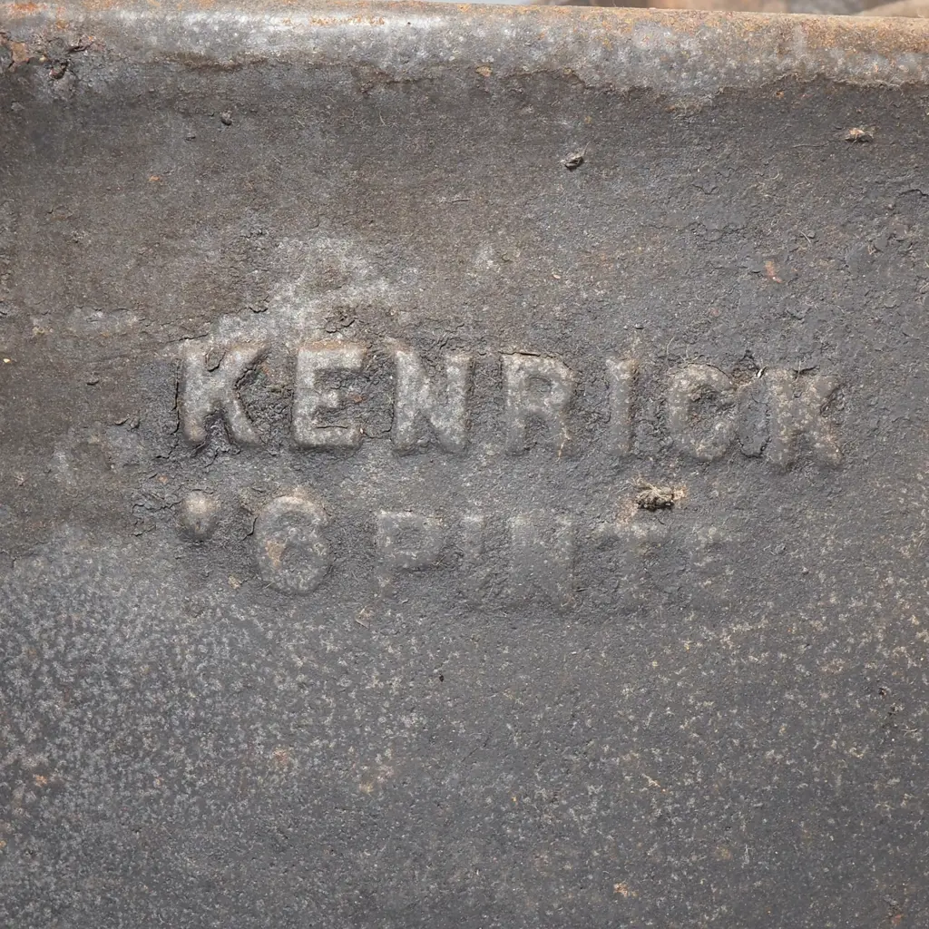 Graduated Set of Three Kendrick Cast Iron Pots, The Largest 16 Pints Image 1++