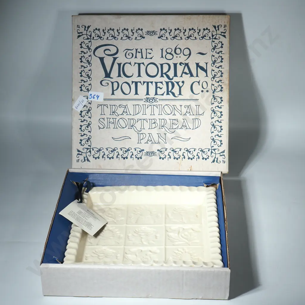 The 1869 Victorian Pottery Co. Traditional Shortbread Pan (MIB) Image 1++